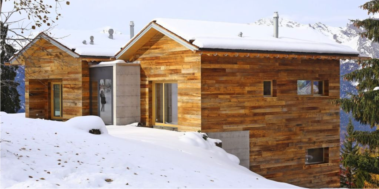 Casas de madera en la nieve con aislante térmico.